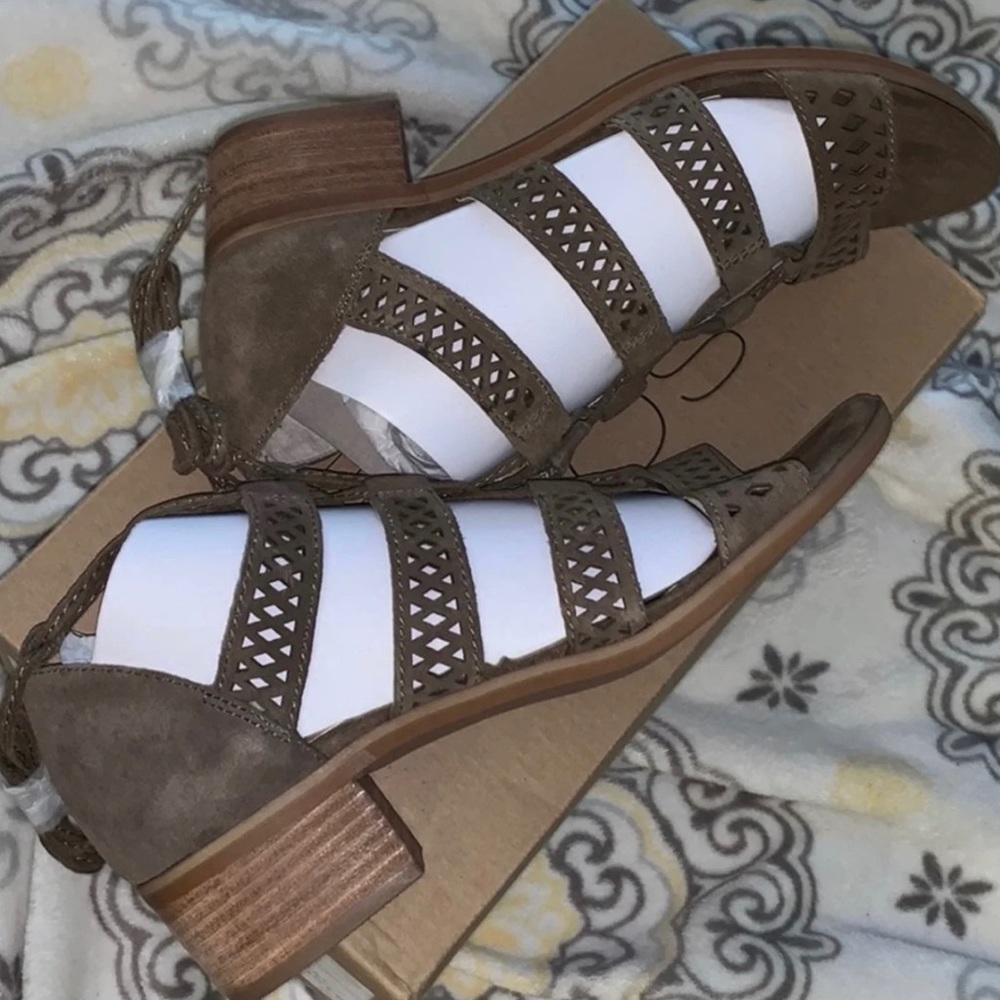 Ladies low heel sandals 💗